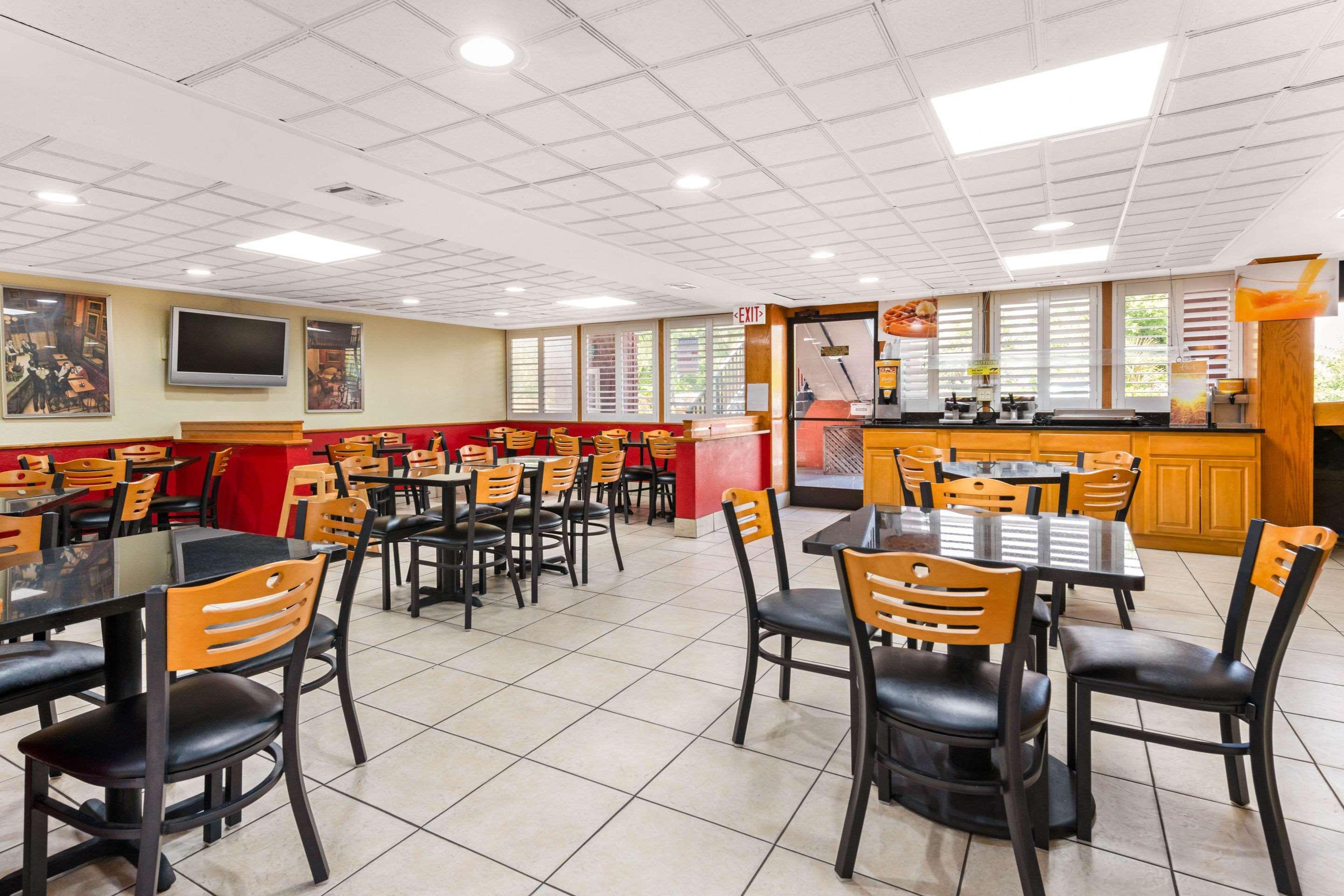 Quality Inn & Suites Orlando Airport Εξωτερικό φωτογραφία